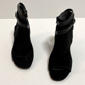 (BRAND NEW) White Mountain Shoes Women’s Slingback Stacked Heel Sandal